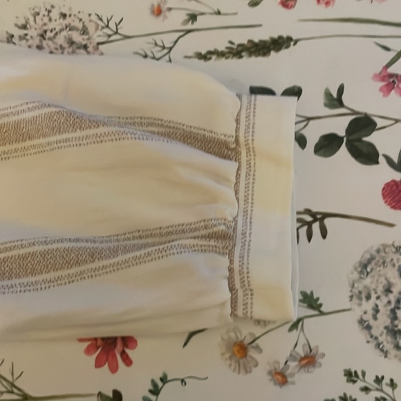 Leela and lavender boutique linen blouse - Picture 5 of 6